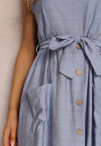 Renee - Niebieska Sukienka Hami. Kolor: niebieski. Materiał: materiał. Długość rękawa: na ramiączkach. Wzór: jednolity, aplikacja, gładki. Styl: elegancki. Długość: midi