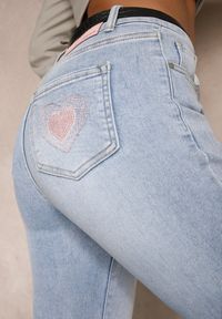 Renee - Niebieskie Jeansy o Kroju Slim High Waist Zdobione Haftem w Kształcie Serca Araniah. Okazja: na co dzień. Stan: podwyższony. Kolor: niebieski. Wzór: aplikacja, haft. Sezon: lato, wiosna. Styl: elegancki, casual #4