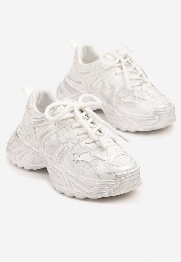 Born2be - Białe Sneakersy na Grubej Podeszwie Ozdobione Tłoczeniem Viarllis. Okazja: na co dzień. Zapięcie: sznurówki. Kolor: biały. Materiał: dresówka. Wzór: aplikacja