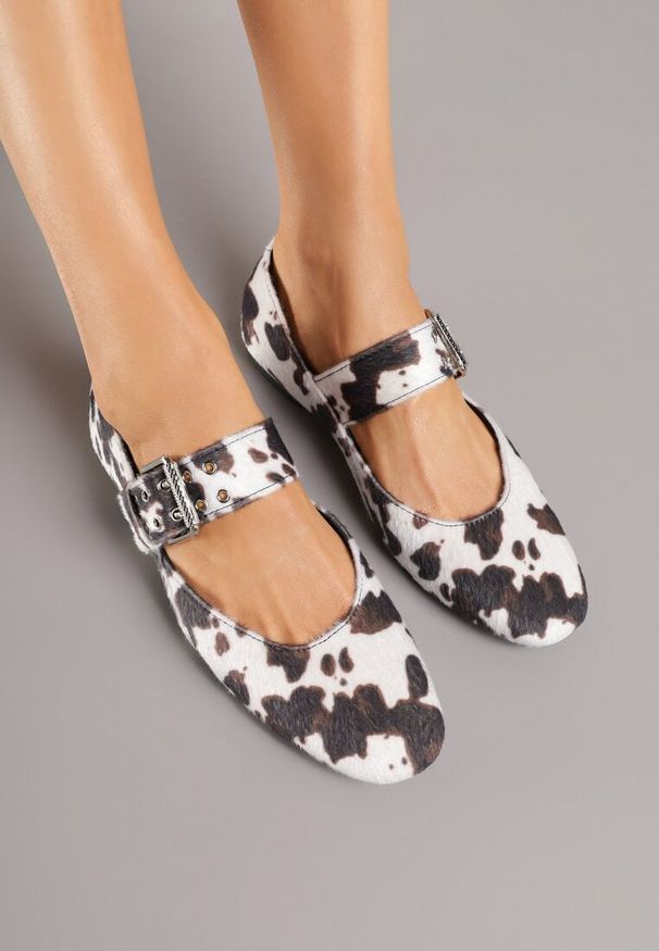 Born2be - Brązowo-Białe Balerinki Vices w Krowie Łaty ze Skórzaną Wkładką i Szerokim Paskiem ze Sprzączką Rilucea. Okazja: na co dzień. Zapięcie: pasek. Kolor: brązowy. Materiał: skóra. Obcas: na płaskiej podeszwie. Styl: rockowy, casual