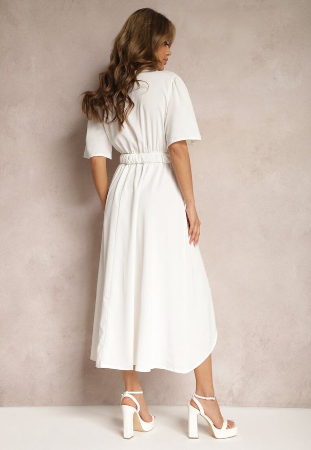 Renee - Biała Sukienka o Kopertowym Kroju z Marszczoną Gumką i Paskiem w Talii Dariane. Kolor: biały. Długość rękawa: krótki rękaw. Sezon: lato. Typ sukienki: kopertowe. Styl: elegancki