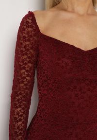 Born2be - Bordowa Koronkowa Sukienka o Dopasowanym Kroju z Kwadratowym Dekoltem Tiwedesa. Okazja: na imprezę. Typ kołnierza: dekolt kwadratowy. Kolor: czerwony. Materiał: koronka. Styl: elegancki, klasyczny #6