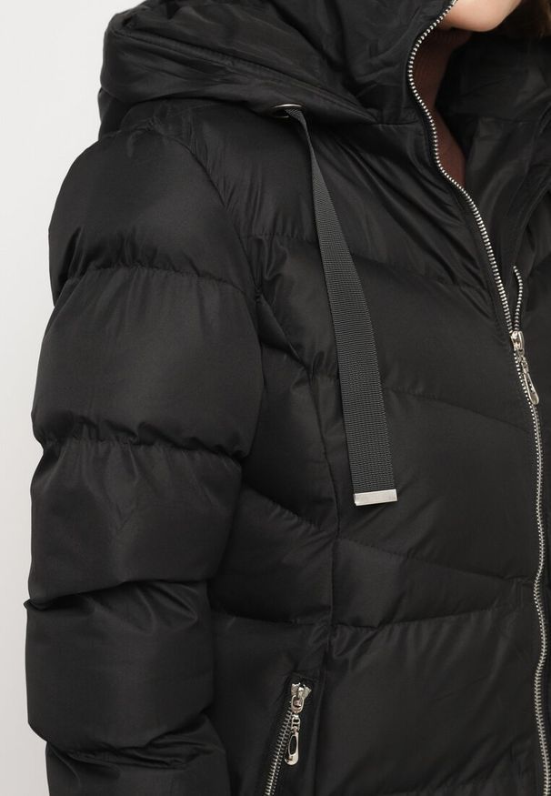 Born2be - Czarna Pikowana Kurtka z Kapturem i Ozdobnymi Taśmami Ettaria. Okazja: na co dzień. Typ kołnierza: kaptur. Kolor: czarny. Materiał: jeans. Styl: casual, elegancki