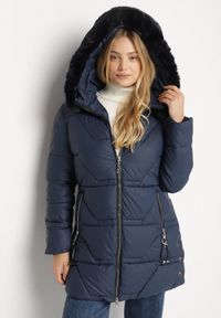 Born2be - Granatowa Taliowana Kurtka z Pikowanymi Przeszyciami i Kapturem z Futrem Avileria. Okazja: na co dzień, na spacer. Kolekcja: plus size. Kolor: niebieski. Materiał: futro. Styl: casual