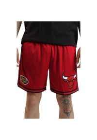 Mitchell & Ness - Krótka bluzka z logo Chicago Bulls. Kolor: czerwony, pomarańczowy, wielokolorowy. Długość: krótkie. Sport: koszykówka