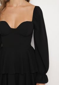 Born2be - Czarna Rozkloszowana Sukienka z Falbankami i Bufiastymi Rękawami Semithara. Okazja: na co dzień. Typ kołnierza: kołnierz z falbankami. Kolor: czarny. Wzór: aplikacja. Styl: klasyczny, casual, elegancki #4