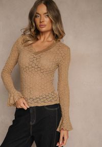 Renee - Beżowa Bluzka Longsleeve z Koronki z Falbankami przy Rękawach Isonea. Okazja: na co dzień. Typ kołnierza: kołnierz z falbankami. Kolor: beżowy. Materiał: koronka. Długość rękawa: długi rękaw. Wzór: koronka. Styl: klasyczny, casual, elegancki