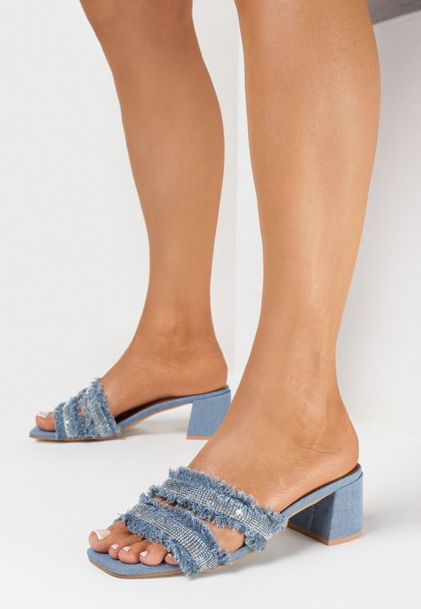 Born2be - Jasnoniebieskie Denimowe Klapki na Słupku z Cyrkoniami Ozdobnie Postrzępione Egerte. Kolor: niebieski. Wzór: paski. Obcas: na słupku