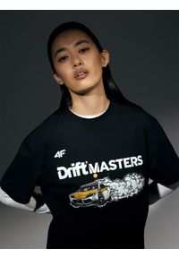 4f - 4F T-shirt regular z nadrukiem uniseks 4F x Drift Masters - czarny L. Okazja: na co dzień. Kolor: czarny. Materiał: materiał, bawełna, jersey, dzianina. Długość rękawa: krótki rękaw. Długość: krótkie. Wzór: nadruk. Styl: sportowy, klasyczny, casual