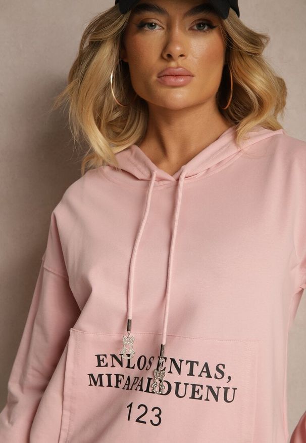 Renee - Różowa Bluza o Klasycznym Kroju z Kapturem i Kieszenią Firloti. Okazja: na co dzień. Typ kołnierza: kaptur. Kolor: różowy. Materiał: jeans. Styl: klasyczny