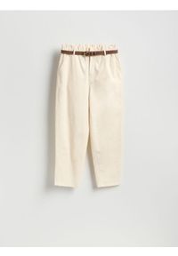 Reserved - Spodnie chino z paskiem - kremowy. Kolor: kremowy. Materiał: tkanina, bawełna. Styl: klasyczny #1