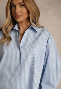 Renee - Jasnoniebieska Bawełniana Koszula z Ozdobną Kieszenią i Paskami Haloniea. Okazja: na co dzień. Kolor: niebieski. Materiał: bawełna. Długość rękawa: długi rękaw. Długość: długie. Wzór: aplikacja. Styl: klasyczny, elegancki, casual #5
