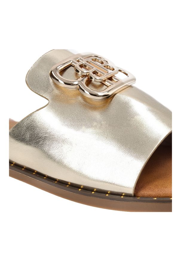 Złote Klapki Givana Modne Obuwie Damskie. Okazja: na plażę. Kolor: złoty. Materiał: materiał. Wzór: aplikacja. Sezon: lato