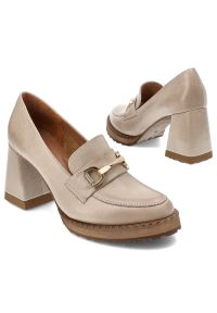 Beżowe Półbuty Armodo Stylowe Wsuwane Obuwie Damskie. Okazja: na co dzień. Zapięcie: bez zapięcia. Kolor: beżowy. Materiał: skóra. Obcas: na obcasie. Styl: elegancki. Wysokość obcasa: średni #7