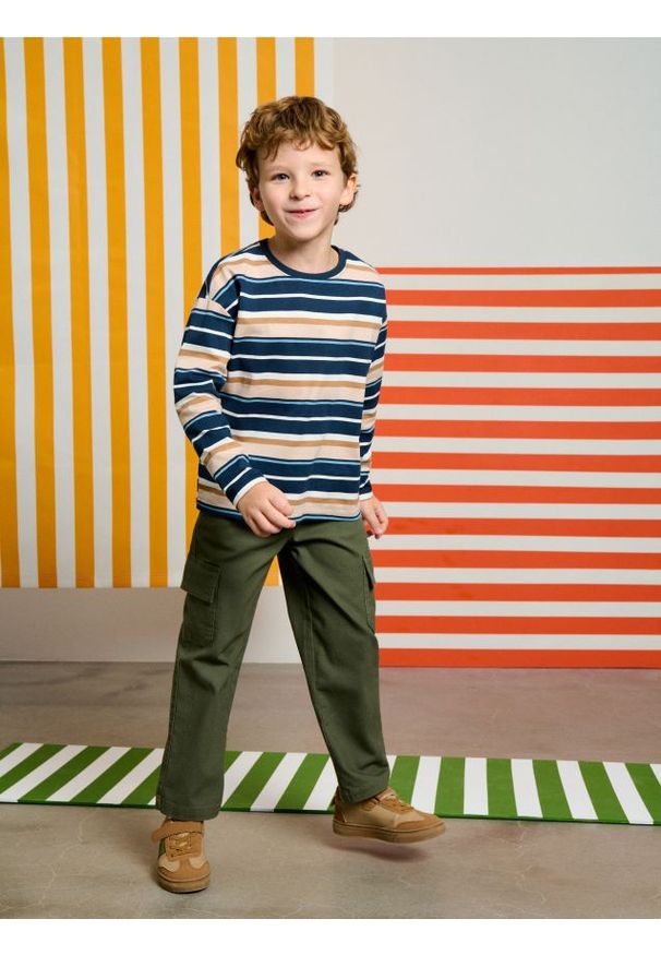 Sinsay - Spodnie straight leg z kieszeniami cargo - zielony. Kolor: zielony