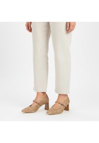 Czółenka damskie Hispanitas, z łączonych materiałów z ażurową cholewką o plecionym wykończeniu stabilny obcas o słupkowym kształcie, beżowe, RHV26460. Kolor: beżowy. Materiał: materiał. Szerokość cholewki: normalna. Wzór: ażurowy. Obcas: na obcasie. Wysokość obcasa: średni #4