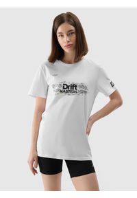 4f - T-shirt regular z nadrukiem uniseks 4F x Drift Masters - biały. Okazja: na co dzień. Kolor: biały. Materiał: dzianina, jersey, bawełna. Wzór: nadruk. Styl: sportowy, casual, klasyczny
