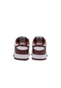 Nike Dunk Low Sneakersy damskie. Okazja: na co dzień, na spacer, na uczelnię. Kolor: czerwony. Materiał: guma, syntetyk, skóra. Szerokość cholewki: normalna. Sezon: lato. Sport: turystyka piesza #4
