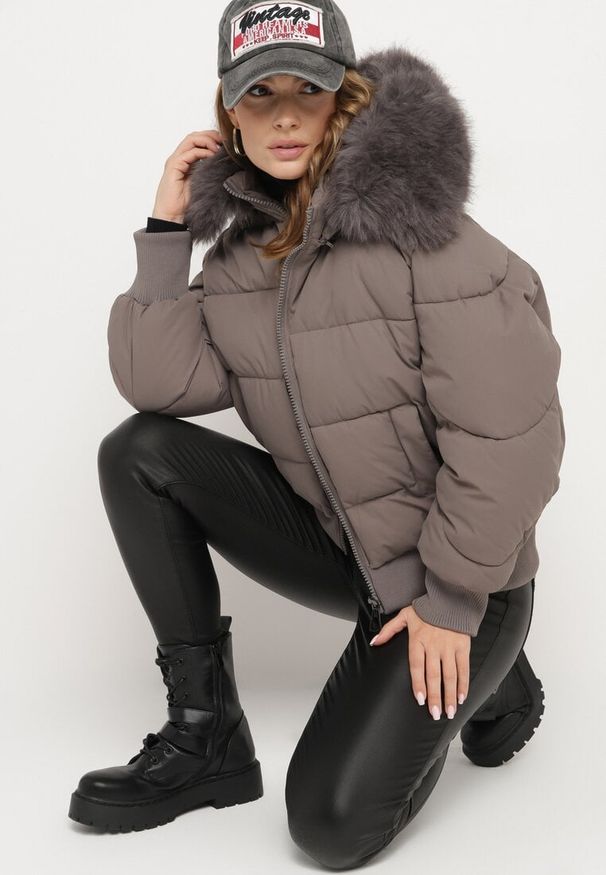 Born2be - Ciemnoszara Pikowana Kurtka z Szerokimi Ściągaczami i Ozdobnym Futrem przy Kapturze Inandria. Okazja: do pracy, na co dzień, na spotkanie biznesowe. Kolor: szary. Materiał: futro. Długość rękawa: długi rękaw. Długość: długie. Styl: klasyczny, casual, elegancki, biznesowy