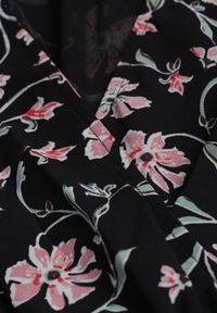 Born2be - Czarna Sukienka Maxi z Gumką w Talii i Plisowanym Dółem Danora. Typ kołnierza: dekolt kopertowy. Kolor: czarny. Długość rękawa: długi rękaw. Typ sukienki: kopertowe. Długość: maxi #6