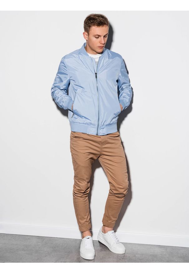 Niebieska kurtka Ombre Clothing na wiosnę