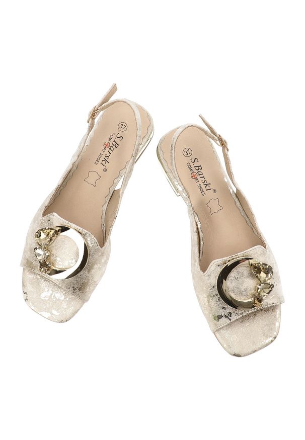 Sandały damskie S.Barski, cholewka ze skóry ekologicznej z metalicznym efektem ozdobna aplikacja z kamieniami i odkryty przód, złote, KV61-6024. Kolor: złoty. Materiał: skóra ekologiczna. Wzór: aplikacja