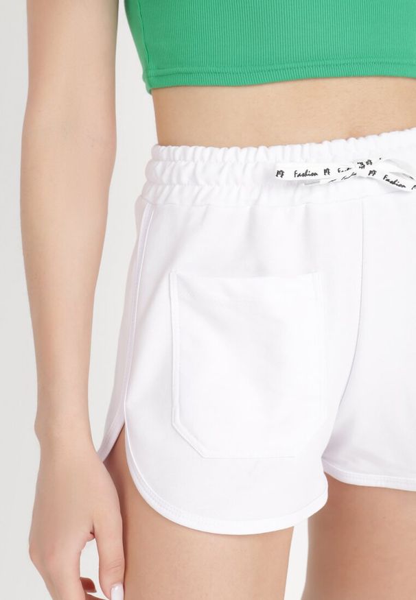 Born2be - Białe Szorty Evine. Kolor: biały. Materiał: dresówka, bawełna, dzianina. Wzór: aplikacja, gładki. Styl: elegancki, sportowy