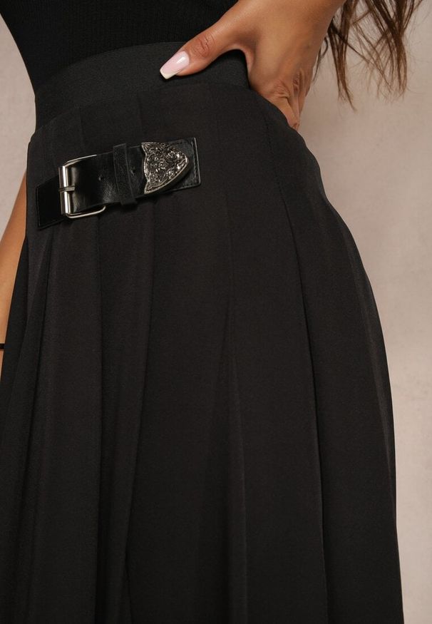 Renee - Czarna Plisowana Spódnica o Rozkloszowanym Kroju w Stylu Preppy z Paskiem Setina. Okazja: na co dzień, na spacer. Kolor: czarny. Styl: casual