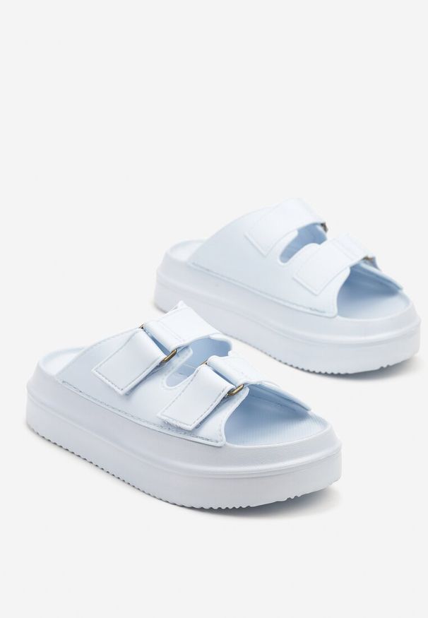 Renee - Jasnoniebieskie Klapki na Piankowej Platformie z Paskami na Rzep Falarisa. Okazja: na co dzień, na spacer. Kolor: niebieski. Materiał: jeans. Obcas: na platformie. Styl: elegancki, casual