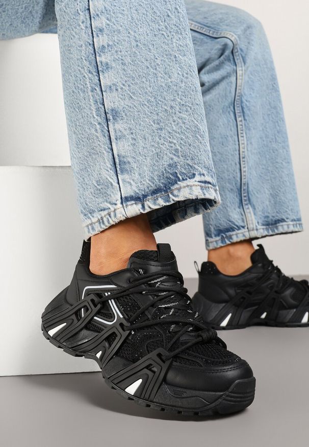Born2be - Czarne Sneakersy na Grubej Podeszwie z Geometrycznym Wzorem i Cyrkoniami Lavinoria. Okazja: na co dzień. Kolor: czarny. Materiał: jeans. Wzór: geometria