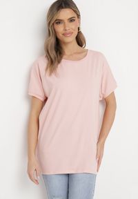 Born2be - Różowy T-shirt z Krótkimi Rękawami i Dłuższym Tyłem Cercisa. Okazja: na co dzień. Typ kołnierza: dekolt w serek. Kolor: różowy. Materiał: bawełna, jeans. Długość rękawa: krótki rękaw. Długość: krótkie. Styl: klasyczny, casual