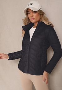 Renee - Czarna Kurtka z Pikowanymi Przeszyciami i Odpinanym Kapturem Natisne. Okazja: na co dzień, na spacer. Kolor: czarny. Materiał: koronka, jeans. Styl: klasyczny, elegancki, casual