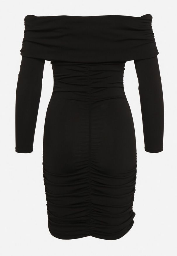 Born2be - Czarna Dopasowana Sukienka Hiszpanka z Marszczeniami Ailisma. Typ kołnierza: dekolt hiszpanka. Kolor: czarny. Styl: elegancki