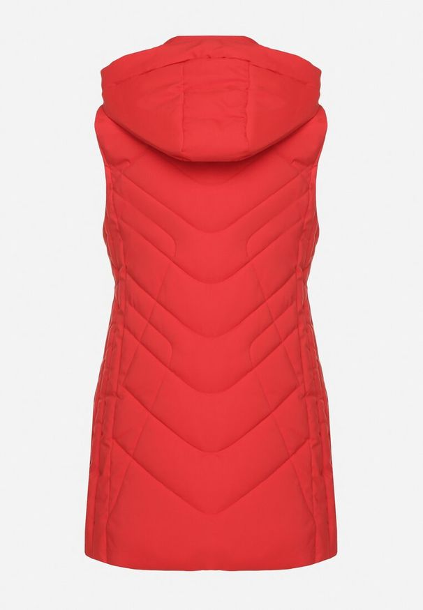 Born2be - Czerwona Taliowana Kamizelka z Pikowanymi Przeszyciami i Kapturem Tuloria. Okazja: na spacer. Kolor: czerwony. Materiał: jeans