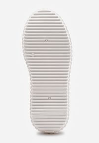 Born2be - Białe Sneakersy VICES na Grubej Podeszwie z Tłoczeniami Zdobione Aplikacją Cezara. Okazja: na co dzień, do pracy. Kolor: biały. Materiał: jeans. Wzór: aplikacja #5