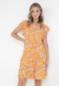 Born2be - Pomarańczowa Sukienka Rozkloszowana z Falbankami Pillia. Typ kołnierza: kołnierz z falbankami. Kolor: pomarańczowy. Typ sukienki: kopertowe. Długość: mini #5