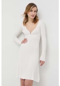 Guess sukienka kolor beżowy mini rozkloszowana. Kolor: beżowy. Materiał: materiał, dzianina. Długość rękawa: długi rękaw. Długość: mini #3