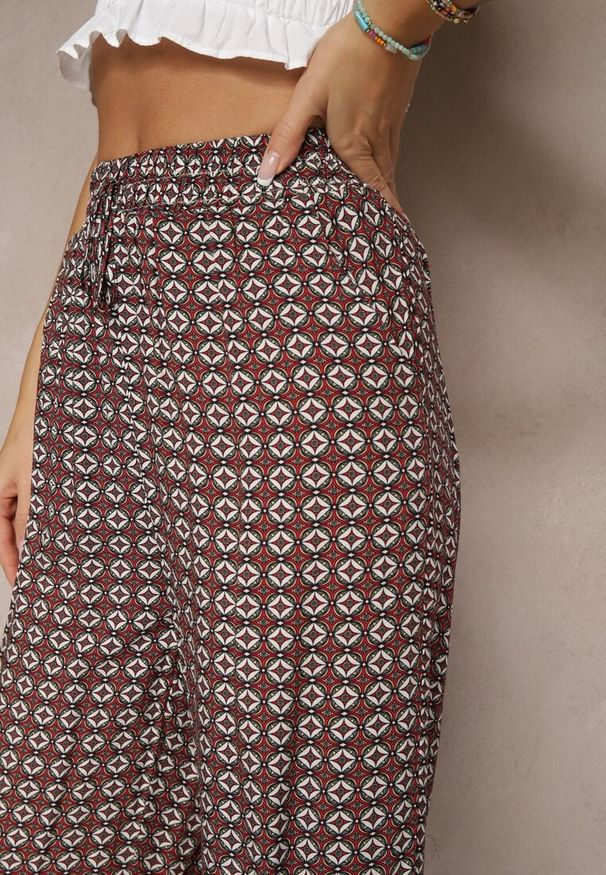 Renee - Czerwono-Szare Spodnie o Szerokim Kroju High Waist z Geometrycznym Wzorem Farisia. Stan: podwyższony. Kolor: szary. Materiał: bawełna. Wzór: geometria. Styl: elegancki