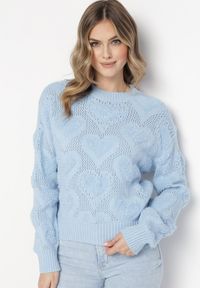 Born2be - Jasnoniebieski Sweter w Serca o Klasycznym Fasonie ze Ściągaczami Biriet. Kolor: niebieski. Materiał: bawełna, wełna. Styl: klasyczny