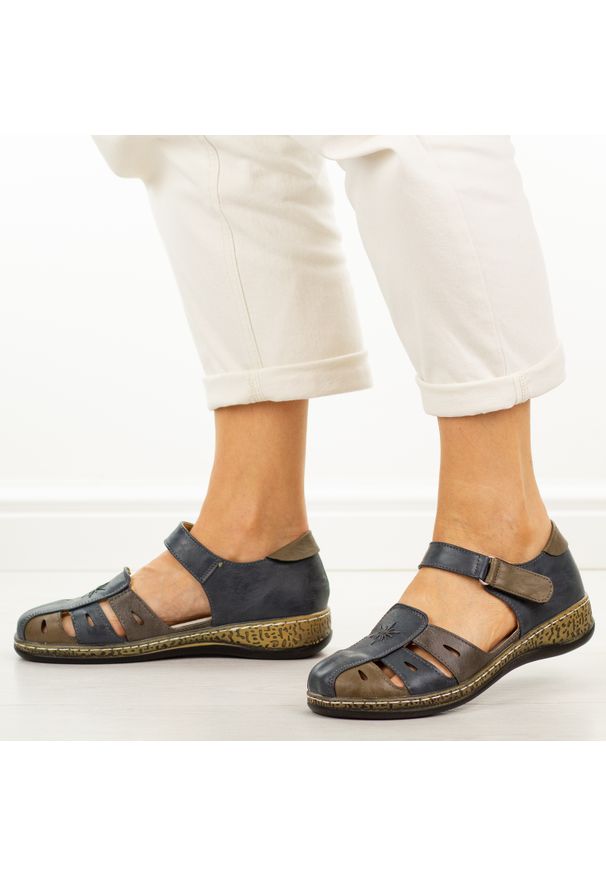 POTOCKI - Granatowe ażurowe półbuty damskie Potocki 90396. Okazja: na co dzień. Zapięcie: rzepy. Kolor: niebieski. Materiał: skóra. Szerokość cholewki: normalna. Wzór: ażurowy. Sezon: wiosna, lato. Styl: elegancki, klasyczny, casual