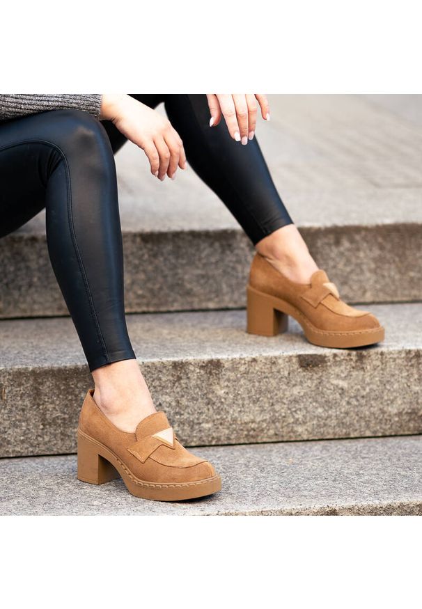 Beżowe Półbuty Lamanti Skórzane Eleganckie Buty Na Obcasie. Okazja: na co dzień. Zapięcie: bez zapięcia. Kolor: beżowy. Materiał: skóra. Szerokość cholewki: normalna. Obcas: na obcasie. Styl: elegancki. Wysokość obcasa: średni