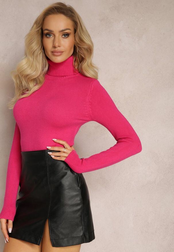 Renee - Fuksjowy Golf Dzianinowy Apasge. Typ kołnierza: golf. Kolor: różowy. Materiał: dzianina. Długość rękawa: długi rękaw. Długość: długie. Styl: klasyczny
