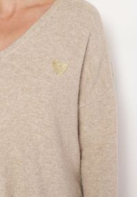Born2be - Ciemnobeżowy Sweter z Wełną i Trójkątnym Dekoltem Zivida. Okazja: na co dzień. Kolor: beżowy. Materiał: wełna. Długość rękawa: długi rękaw. Długość: długie. Styl: klasyczny, elegancki, casual #4
