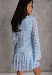 Renee - Niebieska Eteryczna Sukienka z Koronki z Falbankami i Wiązaniem Dianatta. Okazja: na co dzień. Typ kołnierza: kołnierz z falbankami. Kolor: niebieski. Materiał: koronka. Wzór: koronka. Styl: casual, elegancki, boho #4