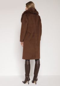 Born2be - Brązowy Płaszcz Ozdobiony Odpinanym Futerkiem Lianossa. Okazja: na co dzień. Kolor: brązowy. Materiał: futro. Wzór: aplikacja. Styl: klasyczny, casual #4