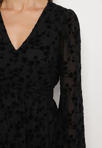 Born2be - Czarna Siateczkowa Sukienka Vices z Kwiatowym Wzorem z Weluru Erhelia. Okazja: na co dzień. Kolor: czarny. Materiał: welur. Wzór: kwiaty. Typ sukienki: proste. Styl: casual, elegancki #4