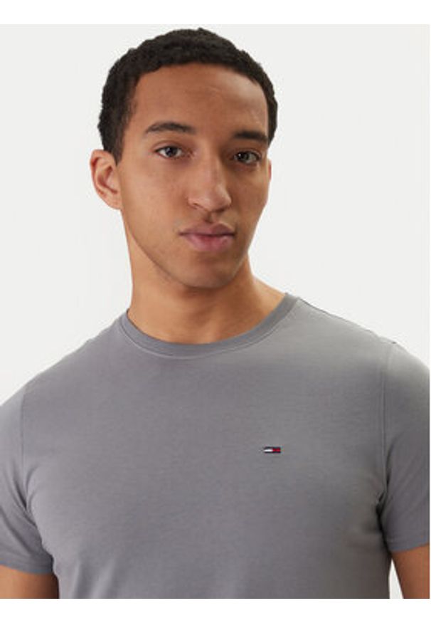 Tommy Jeans T-Shirt DM0DM04411 Szary Slim Fit. Kolor: szary. Materiał: bawełna
