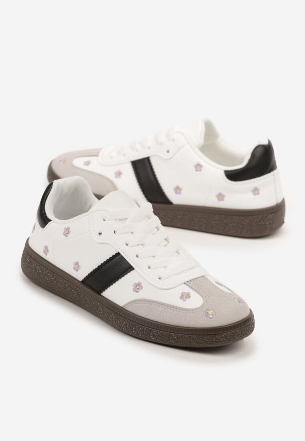 Born2be - Białe Sneakersy Typu Tenisówki z Kwiatkami Reisare. Okazja: na co dzień. Kolor: biały. Materiał: jeans. Wzór: kwiaty