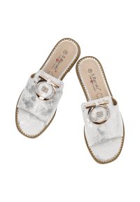 Białe Klapki S.Barski Stylowe Obuwie Damskie. Okazja: na plażę. Kolor: biały. Materiał: skóra ekologiczna. Sezon: lato. Styl: elegancki #3