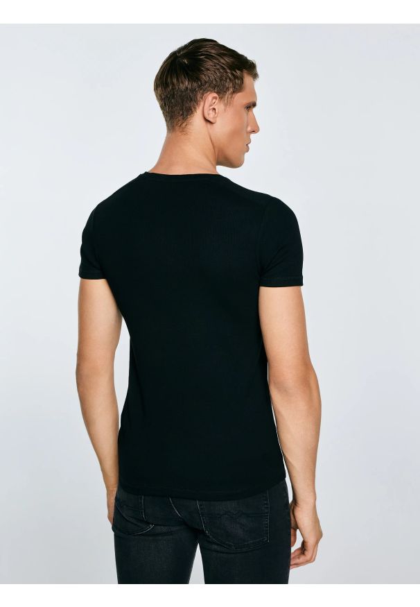 Big-Star - Koszulka męska z prążkowanej dzianiny czarna Basicag 906. Okazja: na co dzień. Kolor: czarny. Materiał: dzianina, prążkowany. Styl: casual